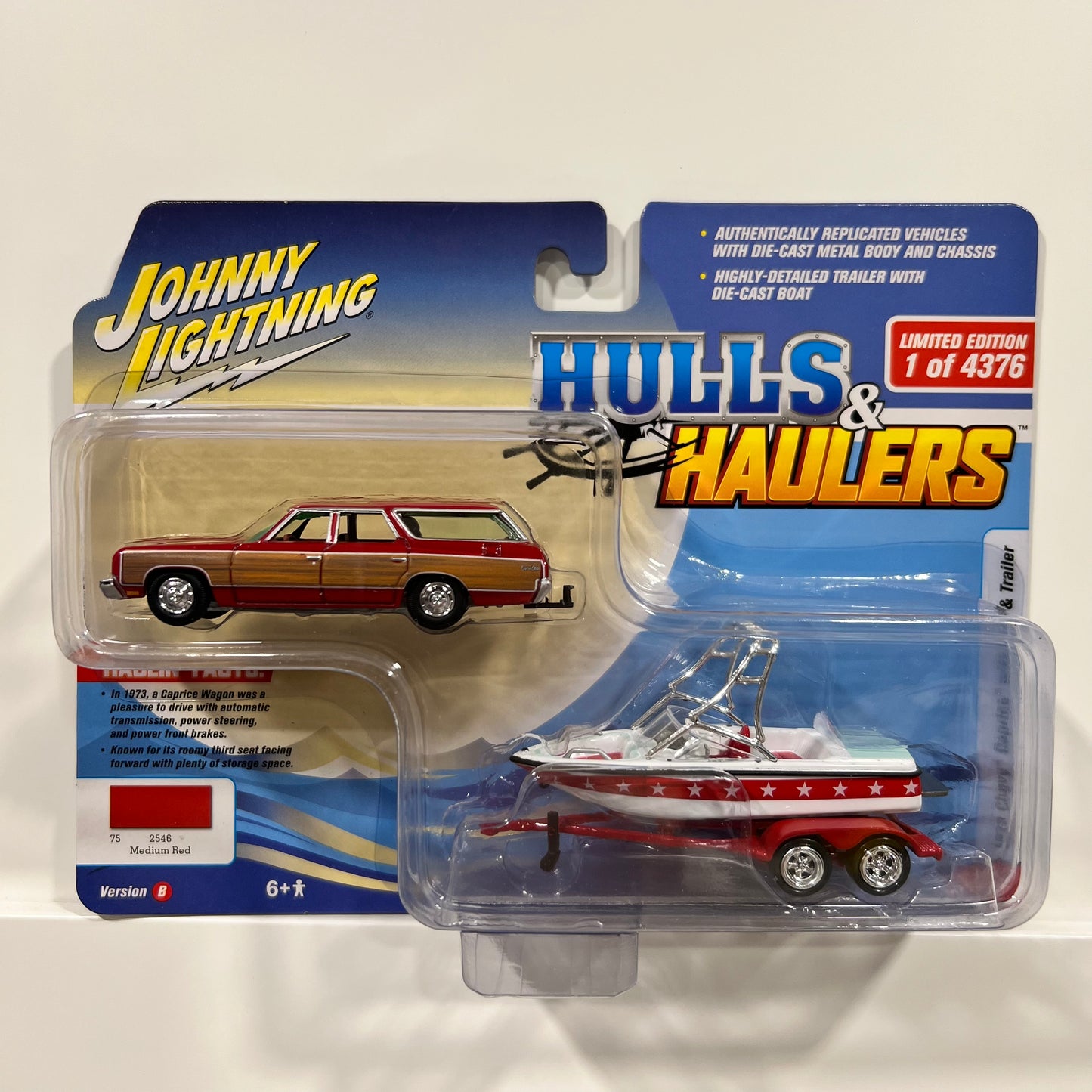 Johnny Lightning | Chevrolet Caprice & Boat (Red)