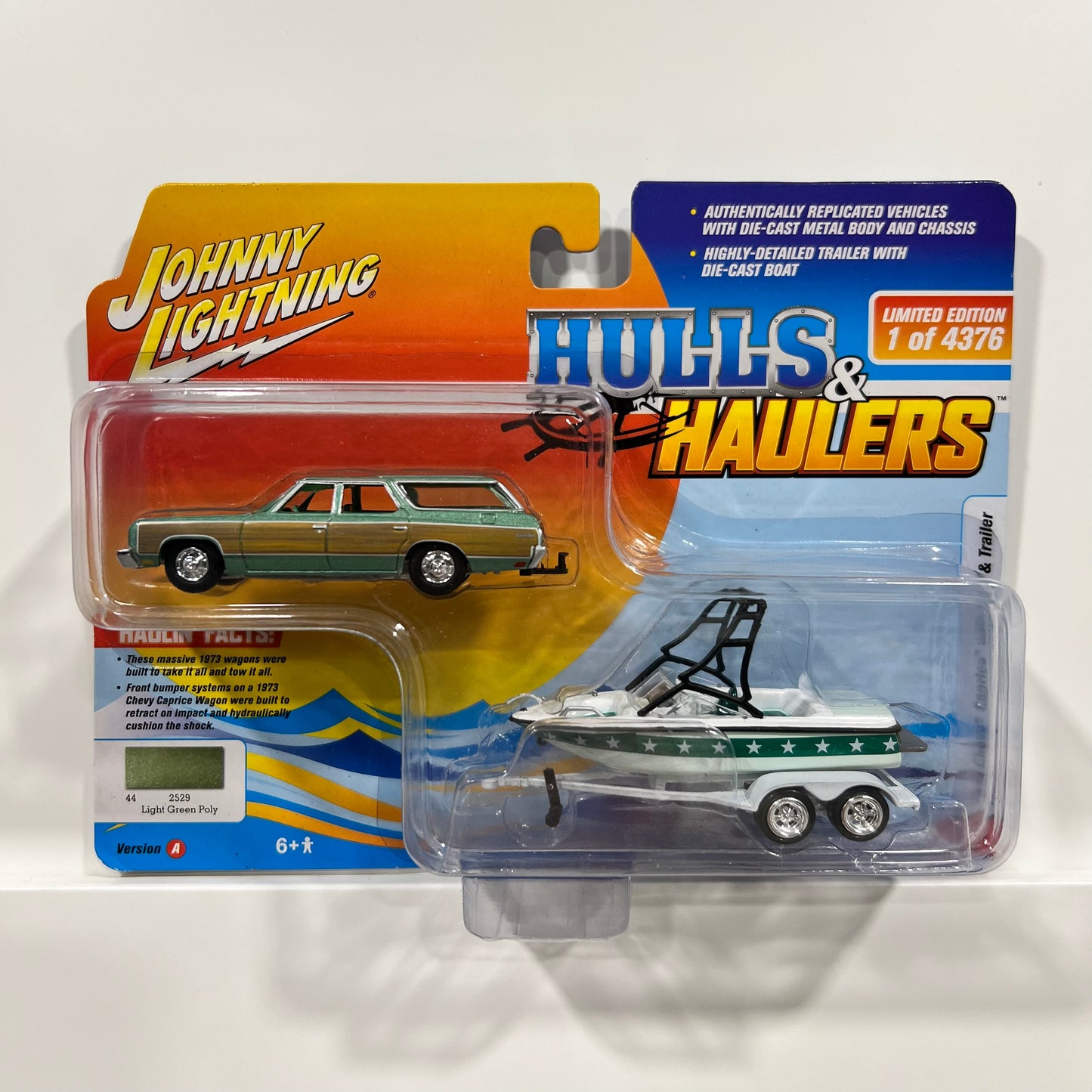 Johnny Lightning | Chevrolet Caprice & Boat (Green)