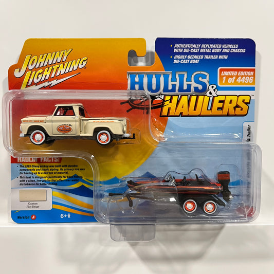 Johnny Lightning | Chevrolet Pick Up & Boat (Beige)